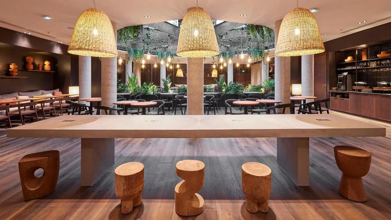 **** Hotel Le Bellune Paris France